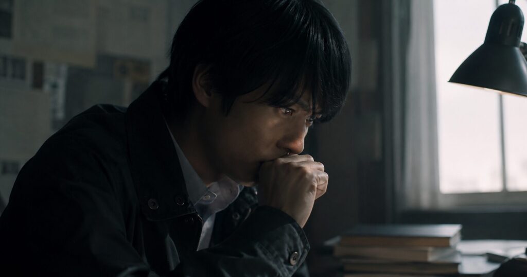 罪の声で描かれる過去の事件と真実を追い求める人々の姿を表すイメージ画像