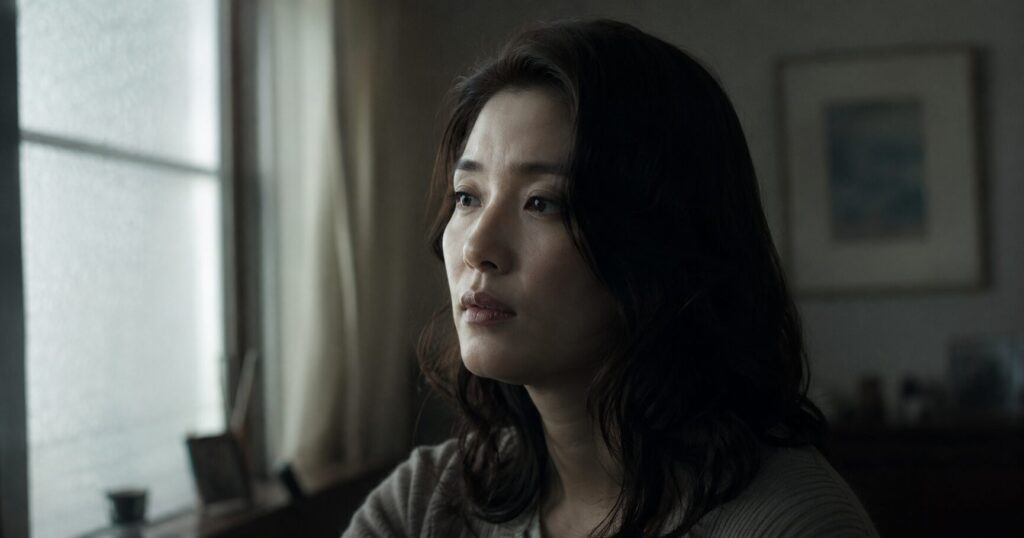 映画『光』のネタバレを解説する記事をイメージした、過去の罪と向き合う人物の複雑な心理を表すイメージ画像